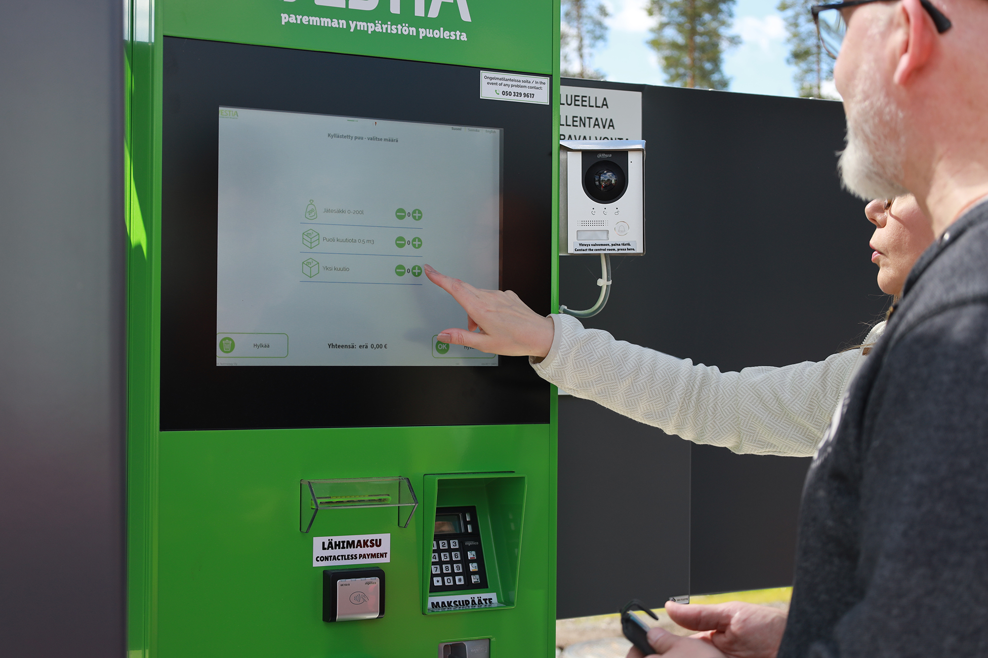 Palveluautomaatilla asiakas ilmoittaa kaikki tuomansa jätelajit (myös maksuttomat) ja automaatti laskee jätekuorman hinnan. Maksutapana käy pankki- tai luottokortti.